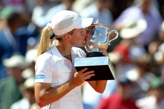 Justine Henin-Hardenne (Belgien) küßt den Pokal der French Open - den Coupe Suzanne Lenglen Tennis Damen French Open 2003, Grand Slam, WTA-Tour, Sand, Sandplatz, Sandplatztennis, Sandplatzturnier, Finale Einzelbild Roland Garros Paris Freude,  