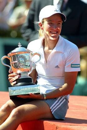 Justine Henin-Hardenne (Belgien) präsentiert den Pokal der French Open - den Coupe Suzanne Lenglen Tennis Damen French Open 2003, Grand Slam, WTA-Tour, Sand, Sandplatz, Sandplatztennis, Sandplatzturnier, Finale Einzelbild Roland Garros Paris Freude,  