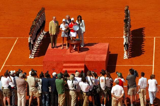 Siegerehrung French Open 2003, Podium v.li.: König Baudouin, Justine Henin Hardenne (beide Belgien), FFT-Präsident Christian Bimes (Frankreich), Kim Clijsters (Belgien) und Ex-Tennisspielerin Gabriela Sabatini (Argentinien) Tennis Damen French Open 2003, Grand Slam, WTA-Tour, Sand, Sandplatz, Sandplatztennis, Sandplatzturnier, Finale Totale Roland Garros, oben, Medieninteresse, Medien, Paris, Vogelperspektive, Albert II., Boudewijn