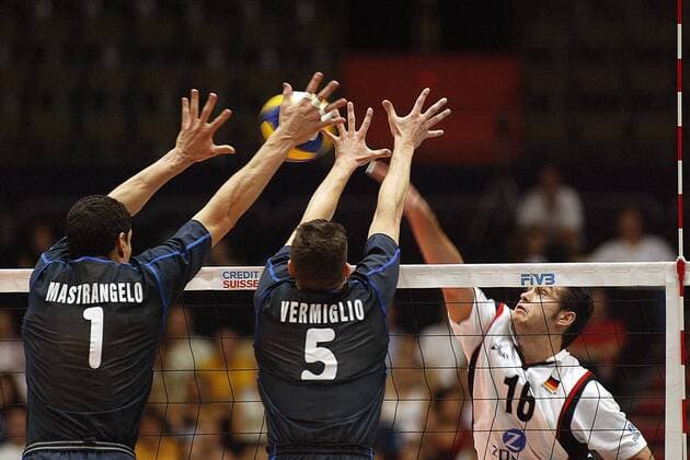 Eugen Bakumovski (re., Deutschland) gegen Vermiglio (Mitte) und Mastrangelo (beide Italien) Volleyball Länderspiel Herren World League 2003, Weltliga, Länderspiel, Nationalmannschaft, Nationalteam Gruppe München Dynamik,