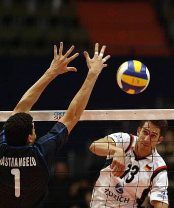 Ralph Bergmann (re., Deutschland) gegen Mastrangelo (Italien) Volleyball Länderspiel Herren World League 2003, Weltliga, Länderspiel, Nationalmannschaft, Nationalteam Gruppe München Dynamik,