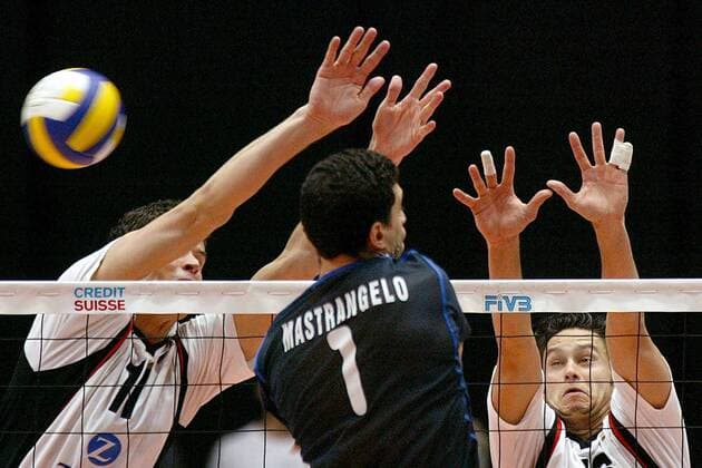 Frank Dehne (li.) und Eugen Bakumovski (re., beide Deutschland) gegen Mastrangelo (Italien) Volleyball Länderspiel Herren World League 2003, Weltliga, Länderspiel, Nationalmannschaft, Nationalteam Gruppe München Dynamik,