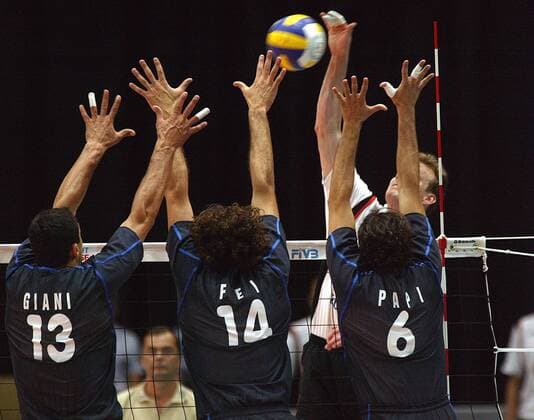 Kuck (Deutschland) gegen den italienischen Dreier-Block aus Giani, Fei und Papi Volleyball Länderspiel Herren World League 2003, Weltliga, Länderspiel, Nationalmannschaft, Nationalteam Gruppe München Dynamik,