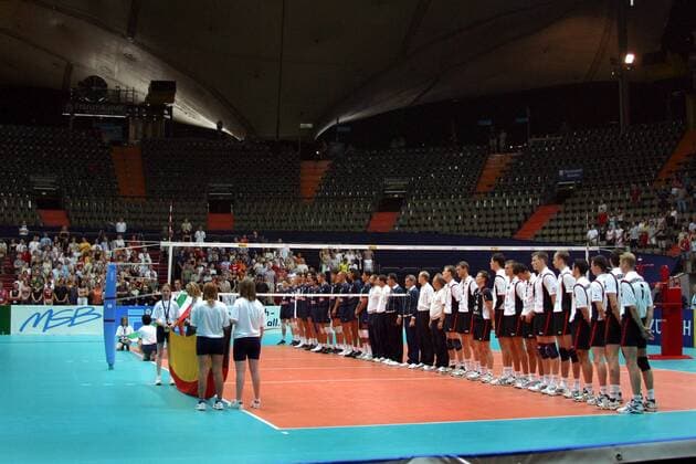 Die Mannschaften von Deutschland und Italien während der Hymne in der spärlich besetzen Olympiahalle in München Volleyball Länderspiel Herren World League 2003, Weltliga, Länderspiel, Nationalmannschaft, Nationalteam Totale Olympiahalle München