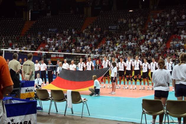 Die deutsche Mannschaft während der Hymne Volleyball Länderspiel Herren World League 2003, Weltliga, Länderspiel, Nationalmannschaft, Nationalteam Totale Olympiahalle München
