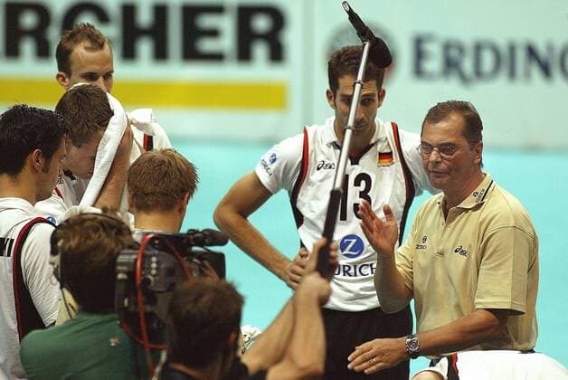 Bundestrainer Stelian Moculescu (re.) bei der Mannschaftsbesprechung, 2. v. re.: Ralph Bergmann (beide Deutschland) Volleyball Länderspiel Herren World League 2003, Weltliga, Nationalmannschaft, Nationalteam, Nationaltrikot, Länderspiel, Gruppe München