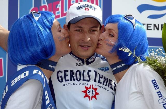 Olaf Pollack (Deutschland Gerolsteiner) - Sieger der 7. Etappe - bekommt Siegerküßchen von zwei Hostessen Radsport Herren Deutschlandtour 2003, Deutschland-Tour, Deutschlandrundfahrt, Rundfahrt, Straßenradsport, Straße, Gruppe Bad Dürkheim - Saarbrücken