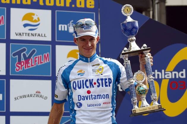 Gesamtsieger Michael Rogers (Australien Quick Step-Davitamon) mit der Trophäe der Deutschlandrundfahrt Radsport Herren Deutschlandtour 2003, Deutschland-Tour, Deutschlandrundfahrt, Rundfahrt, Straßenradsport, Straße, Einzelbild Bad Dürkheim - Saarbrücken Freude,