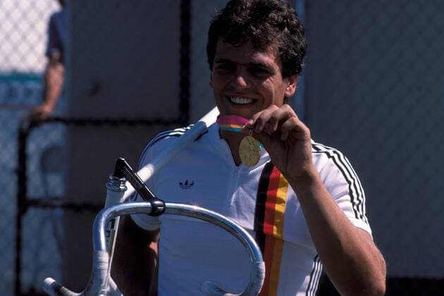 Olympiasieger Fredy Schmidtke (Deutschland) präsentiert stolz seine Goldmedaille Radsport OS Sommer Herren Olympische Sommerspiele 1984, Olympiade, Olympia, Spiele Einzelbild Los Angeles Freude,