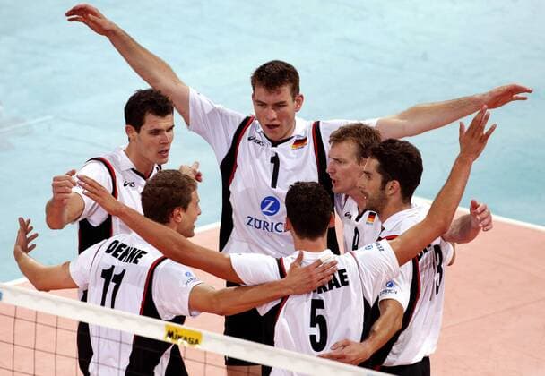 Mannschaftsjubel Deutschland, u.a. Marco Liefke (Mitte) Volleyball Länderspiel Herren World League 2003, Weltliga, Länderspiel, Nationalmannschaft, Nationalteam, Nationaltrikot, Gruppe Berlin Freude,