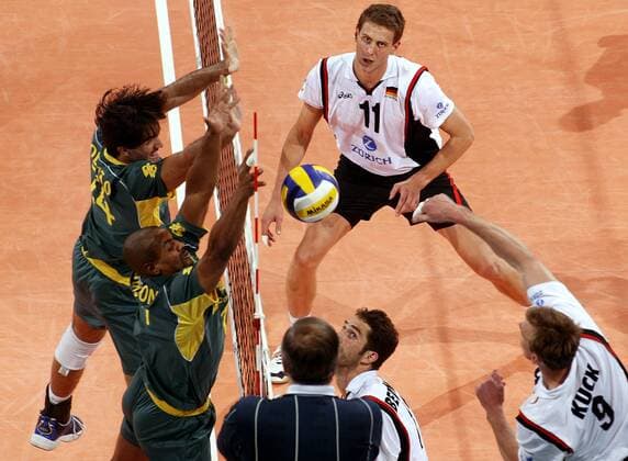 Frank Dehne (hinten) beobachtet den Schmetterschlag von Kuck (re., beide Deutschland) gegen den brasilianischen Block, u.a. Anderson (vorn) Volleyball Länderspiel Herren World League 2003, Weltliga, Länderspiel, Nationalmannschaft, Nationalteam, Nationaltrikot, Gruppe Berlin Dynamik,