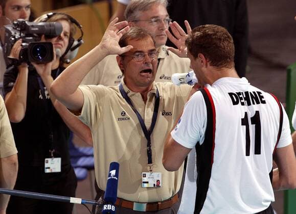 Bundestrainer Stelian Moculescu redet auf Frank Dehne (beide Deutschland) ein Volleyball Länderspiel Herren World League 2003, Weltliga, Länderspiel, Nationalmannschaft, Nationalteam, Nationaltrikot, Gruppe Berlin