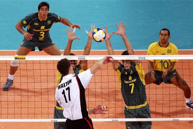 Norbert Walter (Deutschland) gegen den brasilianischen Block Volleyball Länderspiel Herren World League 2003, Weltliga, Länderspiel, Nationalmannschaft, Nationalteam, Nationaltrikot, Gruppe Berlin Dynamik,