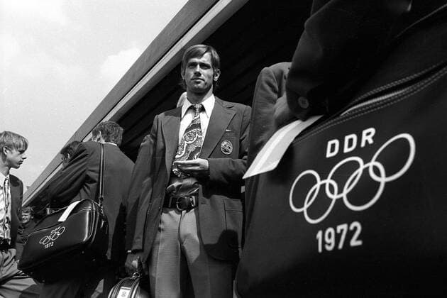 Roland Matthes (DDR) nach der Ankunft in München Schwimmen OS Sommer Herren Olympische Sommerspiele 1972, Olympia, Olympiade, Spiele, Schwimmsport, Vneg, Vsw Einzelbild München