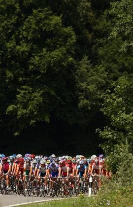 Das Peloton ist bei den 40. Gippinger Radsporttagen noch dicht zusammen Radsport Herren 40. Großer Preis des Kanton Aargau 2003, Gippinger Radsporttage, Straßenradsport, Straße, Rad, Vdig Totale Gippingen