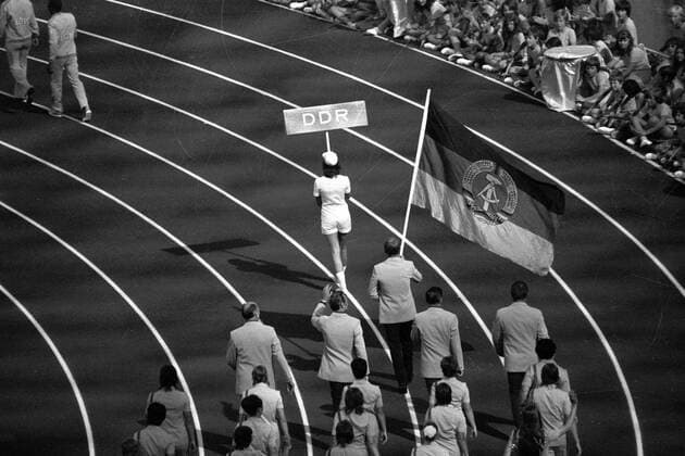 Einmarsch der DDR-Mannschaft während der Eröffnungsveranstaltung, dem Boxer Manfred Wolke wurde die Ehre des Fahnenträgers zuteil Boxen OS Sommer Herren Olympische Sommerspiele 1972, Olympia, Olympiade, Spiele, Vneg, Vsw Totale München