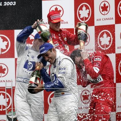 Juan Pablo Montoya (Kolumbien BMW-Williams, vorn) kriegt den meisten Champagner ab, dahinter v.li.: Ralf Schumacher (Deutschland BMW-Williams), Sieger Michael Schumacher (Deutschland) und Renningenieur Chris Dyer (Australien beide Ferrari) Motorsport Grand Prix Herren Großer Preis von Kanada 2003, Formel 1 Weltmeisterschaft, F1, F, GP, WM, Vdig Gruppe Montreal Freude, Begeisterung,