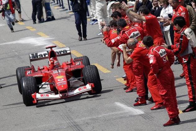 Sieger Michael Schumacher (Ferrari Deutschland) fährt jubelnd an seiner Crew vorbei Motorsport Grand Prix Herren Großer Preis von Kanada 2003, Formel 1 Weltmeisterschaft, F1, F, GP, WM, Vdig Totale Montreal Freude,