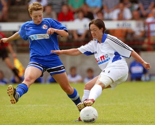 Renate Lingor (Frankfurt, re.) gegen Madleen Wilder (Potsdam) Fußball 1. BL Damen Saison 2002 2003, 1. FFC Turbine Potsdam - 1. FFC Frankfurt 0:0, Frauen, Frauenfußball, Vdig Gruppe Potsdam Dynamik,