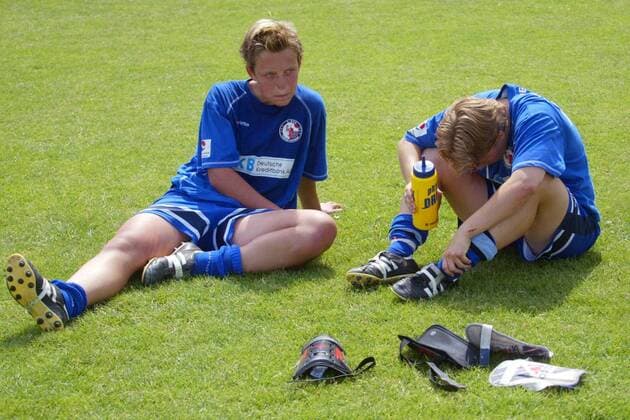 Peggy Kuznik (li.) und Petra Wimbersky (beide Potsdam) enttäuscht am Boden Fußball 1. BL Damen Saison 2002 2003, 1. FFC Turbine Potsdam, Frauen, Frauenfußball, Vdig Gruppe Potsdam Enttäuschung,