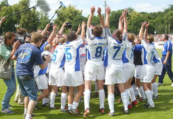 Die Frankfurter Spielerinnen feiern den Deutschen Meistertitel Fußball 1. BL Damen Saison 2002 2003, 1. FFC Frankfurt, Deutscher Meister, Frauen, Frauenfußball, Vdig Totale Potsdam Begeisterung, Freude,