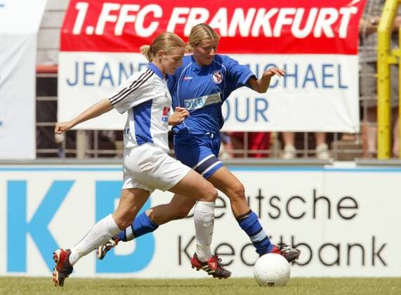 Nia Künzer (Frankfurt, li.) gegen Anja Mittag (Potsdam) Fußball 1. BL Damen Saison 2002 2003, 1. FFC Turbine Potsdam - 1. FFC Frankfurt 0:0, Frauen, Frauenfußball, Vdig Gruppe Potsdam Dynamik,
