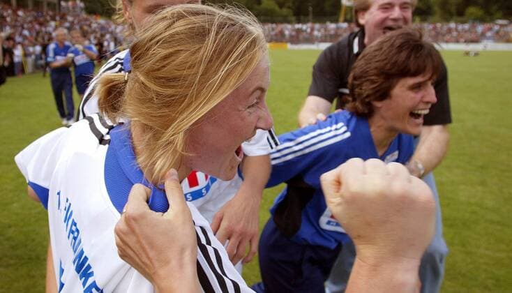Elodie Woock (Frankfurt) jubelt über den gewonnenen Meistertitel Fußball 1. BL Damen Saison 2002 2003, Potsdam - 1. FFC Frankfurt 0:0, Frauen, Frauenfußball, Vdig Gruppe Potsdam Freude, Begeisterung,