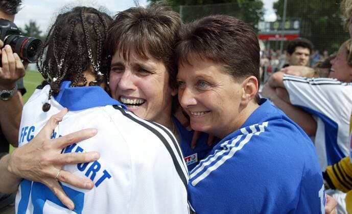Trainerin Monika Staab (Mitte liegt sich mit Meier (li.) und Betreuerin Beate Sust (alle Frankfurt) jubelnd in den Armen Fußball 1. BL Damen Saison 2002 2003, Potsdam - 1. FFC Frankfurt 0:0, Frauen, Frauenfußball, Vdig Gruppe Potsdam Freude, Begeisterung,