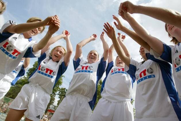Die Frankfurter Spielerinnen feiern den Meistertitel u.a. Elodie Woock (2.v.li.) und Pia Wunderlich (3.v.li.) Fußball 1. BL Damen Saison 2002 2003, Potsdam - 1. FFC Frankfurt 0:0, Frauen, Frauenfußball, Vdig Gruppe Potsdam Freude, Begeisterung,