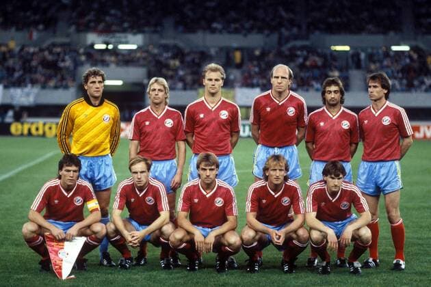 Mannschaftsfoto Bayern, hinten v. li.: Torwart Jean-Marie Pfaff, Norbert Nachtweih, Hans Pflügler, Dieter Hoeneß, Helmut Winklhofer, Norbert Eder, vorn: Lothar Matthäus, Michael Rummenigge, Hans-Dieter Flick, Andreas Brehme, Ludwig Kögl Fußball EC 1 Herren Europapokal der Landesmeister 1986 1987, Finale, Endspiel, FC Bayern München Totale Hansi Wien