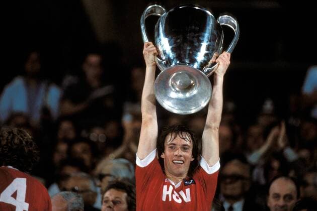 Bernd Wehmeyer (HSV) hält den Landesmeisterpokal in den Händen Fußball EC 1 Herren Europapokal der Landesmeister 1982 1983, Europacup, Finale, Endspiel, Hamburger SV, Hamburg Einzelbild Athen Glück, Begeisterung, Freude,
