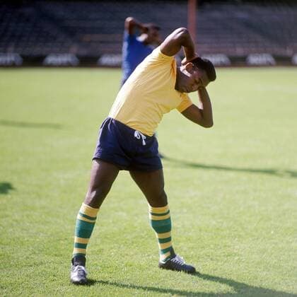 Pele (Brasilien) - Stretching Fußball Herren Nationalmannschaft 1966, Nationalteam, Nationaltrikot Einzelbild