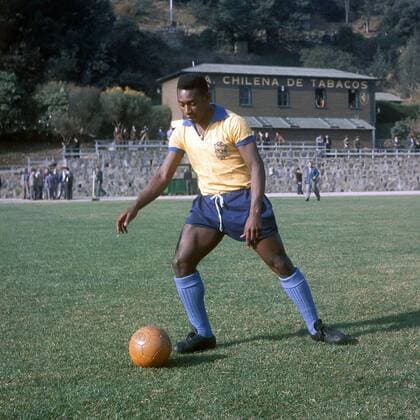 Pele (Brasilien) am Ball Fußball Länderspiel Herren Nationalmannschaft 1966, Nationalteam, Nationaltrikot Einzelbild