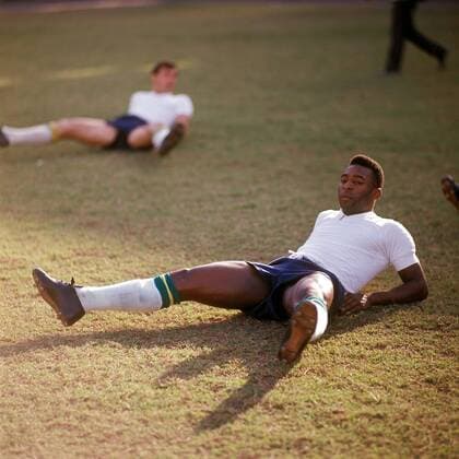 Pele (Brasilien) beim Stretching Fußball Herren Nationalmannschaft 1965, Nationalteam Einzelbild Rio de Janeiro