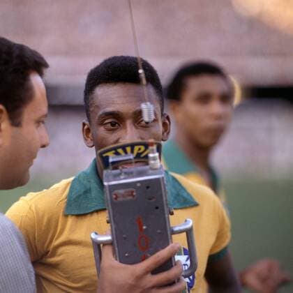 Pele (Brasilien) gibt dem brasilianischen Fernsehsender TV Tupi ein Interview Fußball Länderspiel Herren Nationalmannschaft 1965, Nationalteam, Nationaltrikot Gruppe Rio de Janeiro