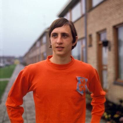 Johan Cruyff (Niederlande) posiert im Nationaltrikot vor einer holländischen Reihenhaussiedlung Fußball Herren Shooting 1968, Nationalmannschaft, Nationalteam, Nationaltrikot, Fotoshooting, Fototermin Porträt AUFNAHMEDATUM GESCHÄTZT Cruijff