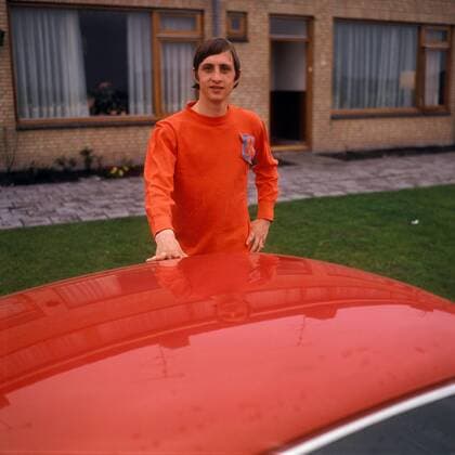 Johan Cruyff (Niederlande) an seinem Auto Fußball Herren Shooting 1968, Fotoshooting, Fototermin, Fotostory, Homestory, privat Einzelbild AUFNAHMEDATUM GESCHÄTZT Cruijff