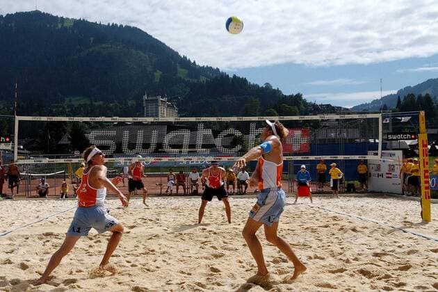 Beachvolleyballspiel der Masters Series auf einem Beachplatz in Gstaad Beachvolleyball Herren Swiss Open 2003, FIVB World Tour, Worldtour, Masters Series, Beach, Vdig Totale Gstaad