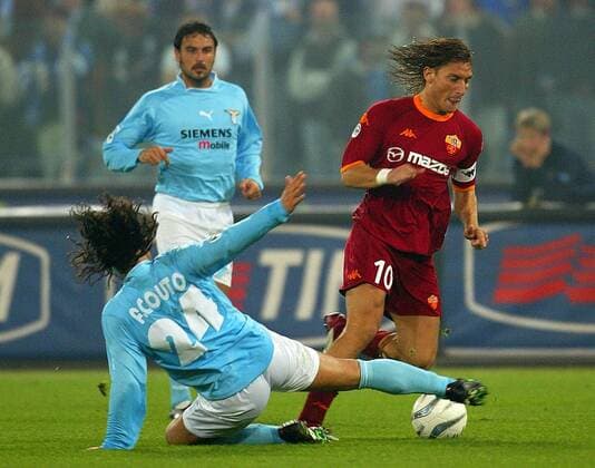 Francesco Totti (re., Roma) gegen Fernando Couto (Lazio) - VERÖFFENTLICHUNGSRECHTE NUR FÜR DEUTSCHE MEDIEN Fußball Herren Serie A 2002 2003, 1. Italienische Liga, Lazio Rom - AS Rom 2:2, Stadtderby, Vdig Gruppe Rom Dynamik, Kampf,