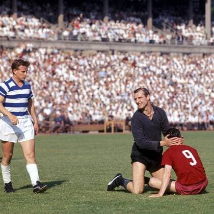 Torwart Manfred Manglitz (Mitte, Meidericher SV) kümmert sich um einen Rainer Ohlhauser (Bayern), li.: Manfred Müller (Meidericher SV) Fußball 1. BL Herren DFB-Pokal 1965 1966, Pokalfinale, Pokalendspiel, Endspiel, FC Bayern München - MSV Duisburg 4:2 Gruppe Frankfurt M.