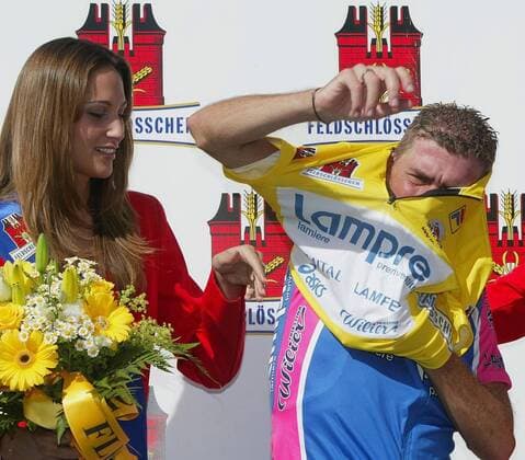 Etappensieger Francesco Casagrande (Lampre Italien) streift sich das Trikot des Führenden der Gesamtwertung über Radsport Herren Tour de Suisse 2003, Rundfahrt, 5. Etappe: Ascona - La Punt, Straßenradsport, Straße, Rad Gruppe La Punt