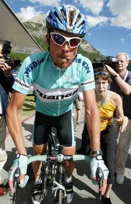 Jan Ullrich (Deutschland Bianchi) wird im Ziel von Medienvertretern verfolgt Radsport Herren Tour de Suisse 2003, Rundfahrt, 5. Etappe: Ascona - La Punt, Straßenradsport, Straße, Rad Gruppe La Punt
