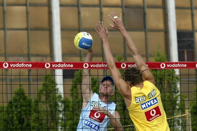 Arvid Kinder (li.) gegen Matthias Karger (beide Deutschland) Beachvolleyball Herren Vodafone Masters 2003, Beach, Vdig Gruppe Berlin Dynamik,