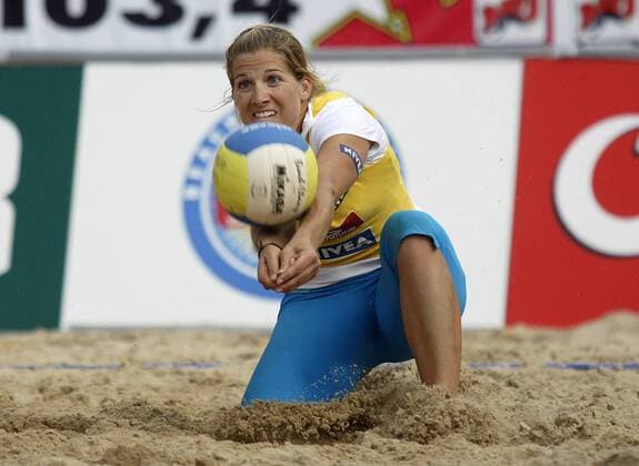 Okka Rau (Deutschland) - Ballannahme Beachvolleyball Damen Vodafone Masters 2003, Beach, Vdig Einzelbild Berlin