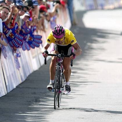 Alexander Vinokourov (Kasachstan Team Telekom), der bisherige Führende der Gesamtwertung, kämpft sich ins Ziel Radsport Herren Tour de Suisse 2003, Rundfahrt, 5. Etappe: Ascona - La Punt, Straßenradsport, Straße, Rad Einzelbild La Punt Kampf, Anstrengung,