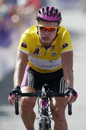 Alexander Vinokourov (Kasachstan Team Telekom), der bisherige Führende der Gesamtwertung, im Ziel Radsport Herren Tour de Suisse 2003, Rundfahrt, 5. Etappe: Ascona - La Punt, Straßenradsport, Straße, Rad Einzelbild La Punt Erschöpfung,
