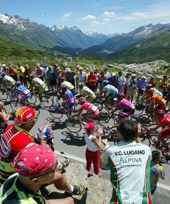 Zuschauer am Straßenrand applaudieren dem Fahrerfeld und genießen die herrliche Aussicht - VERÖFFENTLICHUNGSRECHTE NUR FÜR DEUTSCHE MEDIEN Radsport Herren Tour de Suisse 2003, Rundfahrt, 5. Etappe: Ascona - La Punt, Straßenradsport, Straße, Rad Totale La Punt
