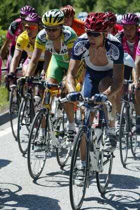 Markus Zberg (re., Team Gerolsteiner) und Alex Zülle (daneben, Phonak beide Schweiz) Radsport Herren Tour de Suisse 2003, Rundfahrt, 5. Etappe: Ascona - La Punt, Straßenradsport, Straße, Rad Gruppe La Punt