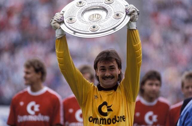 Fußball, FC Bayern München, Deutscher Meister 1989 Torwart Raimond Aumann (Bayern) präsentiert stolz die Meisterschale Fußball 1. BL Herren Saison 1988 1989, FC Bayern München, Deutscher Meister, Deutsche Meisterschaft, Vdia Einzelbild München Freude,