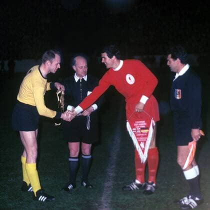 Die Kapitäne Wolfgang Paul (li., BVB) und Ron Yeats (Liverpool) mit Schiedsrichter Schwinte (Frankreich) Fußball EC 2 Herren Europapokal der Pokalsieger 1965 1966, Europacup, Endspiel, FC Liverpool - Borussia Dortmund 1:2 Gruppe Glasgow, Finale